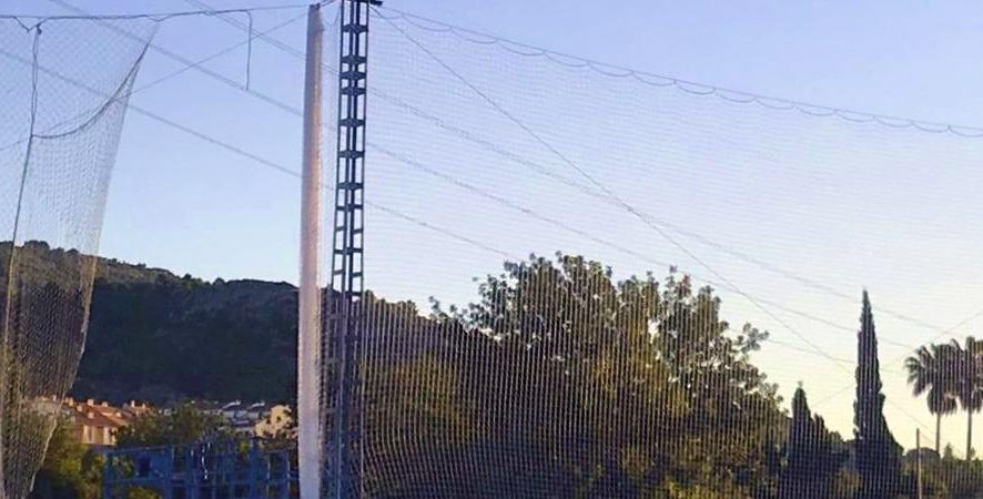 La regidoria d’Esports de Borriol renova la xarxa de protecció del camp de futbol